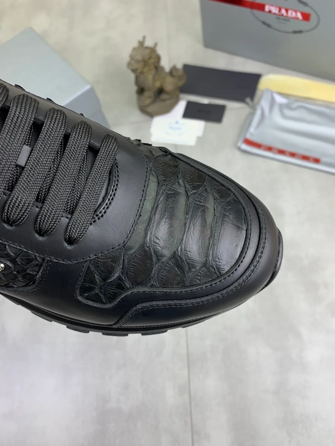Men's men's shoes💰P580💰【New model】Top quality, new popular models on the official website, which will never go out of style for a century,🆘 The trendy brand (Prada) mainly promotes popular models, avant-garde and versatile fashionable men's shoes, privately molded, with cowhide splicing and 1:1 oil edge treatment... fashionable and simple, original imported cowhide with python skin, cowhide leather lining for feet; the atmosphere and personality are more fashionable, eye-catching and pursuing class. It will subvert the old idea and be a must-have for fashionistas who want to spend time with you! Must keep it! High-end comfortable and low-cost, high-end quality workmanship. Size: 38-44 Various colors available. full package